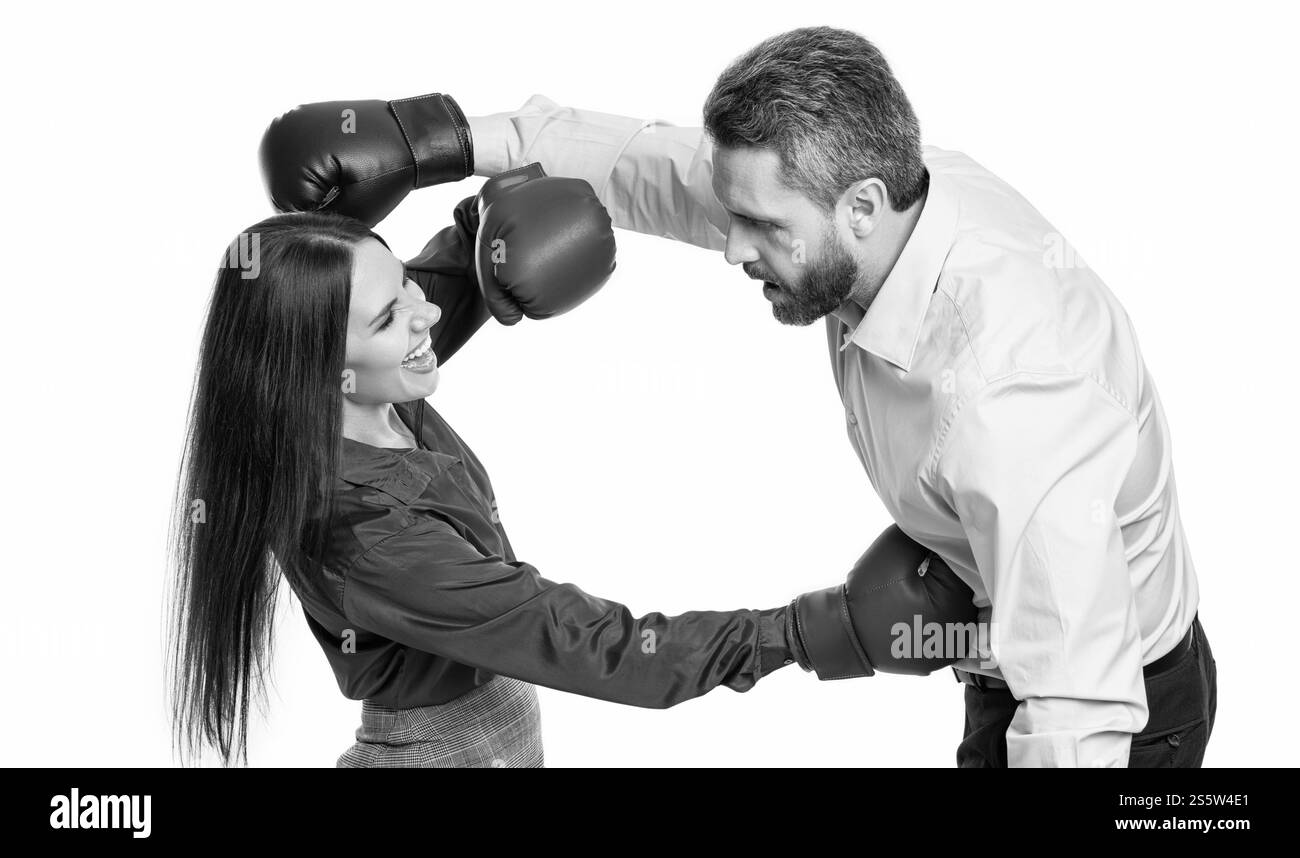 due uomini d'affari che risolvono conflitti d'affari. litigare in ufficio. discussione tra colleghi. conflitto d'affari. uomini d'affari nella boxe Foto Stock