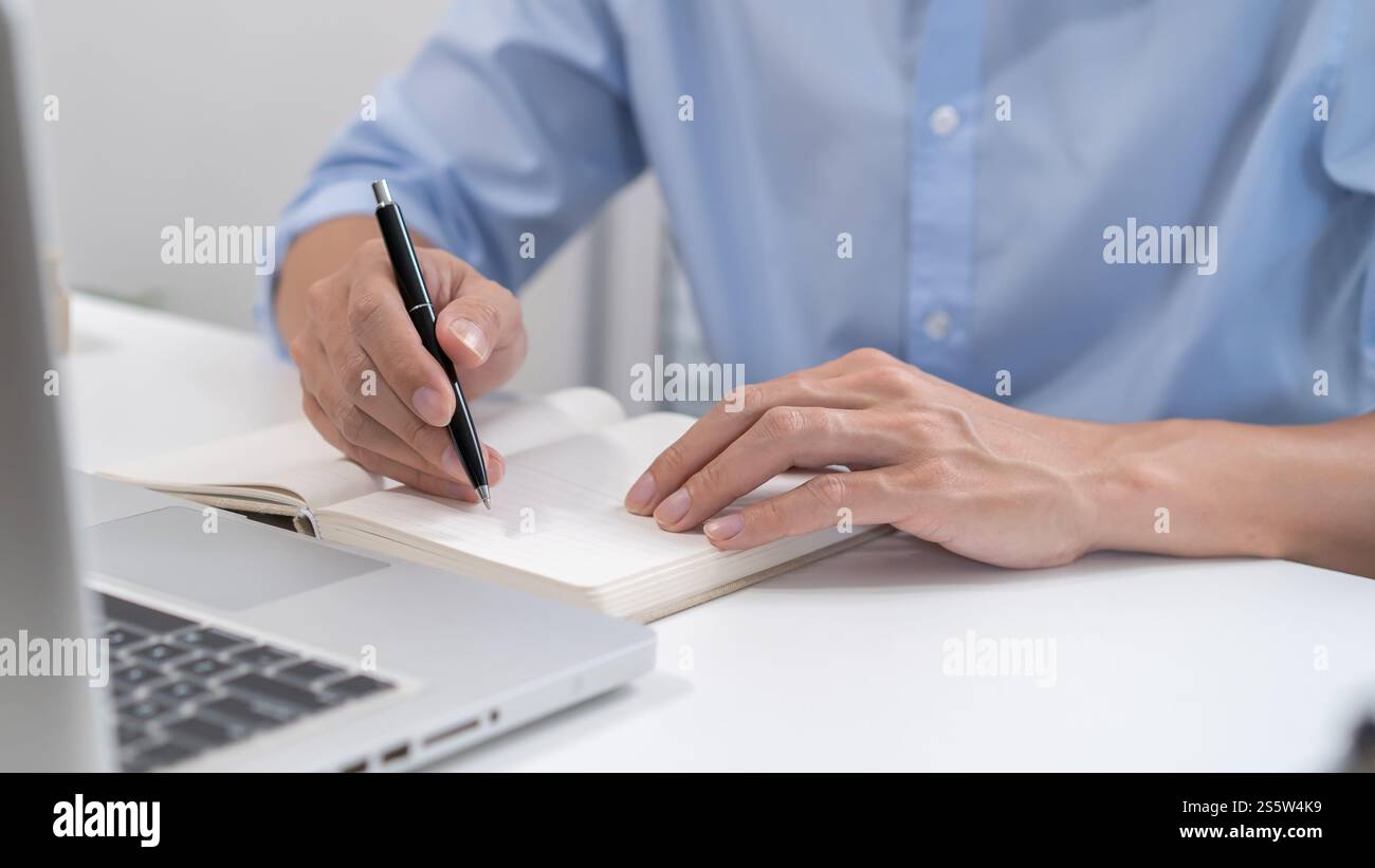 E learning Student online VDO Call Conference lavora da casa con Cat Remote Work Talk chat online su laptop webcam conferenza con tablet Foto Stock