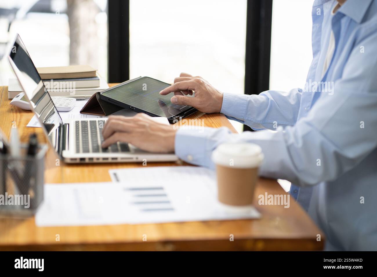 Uomo d'affari che lavora utilizzando le mani del computer portatile digitando su una tastiera. Investitore professionista che lavora per un nuovo progetto di Start-up. pianificazione aziendale in corso Foto Stock