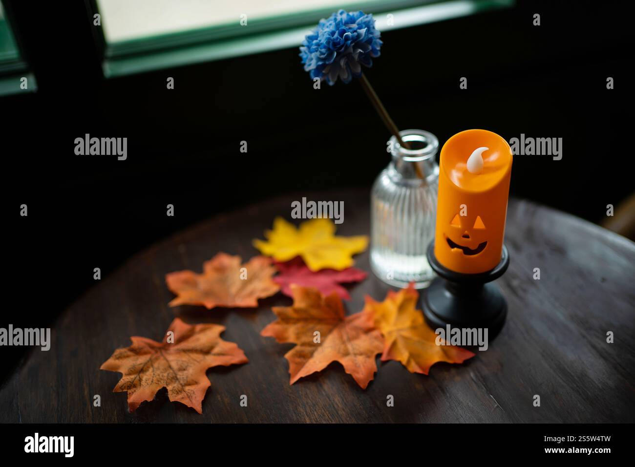 Sfondo delle decorazioni di Halloween. Halloween con candela su tavolo di legno, festività di Halloween Foto Stock