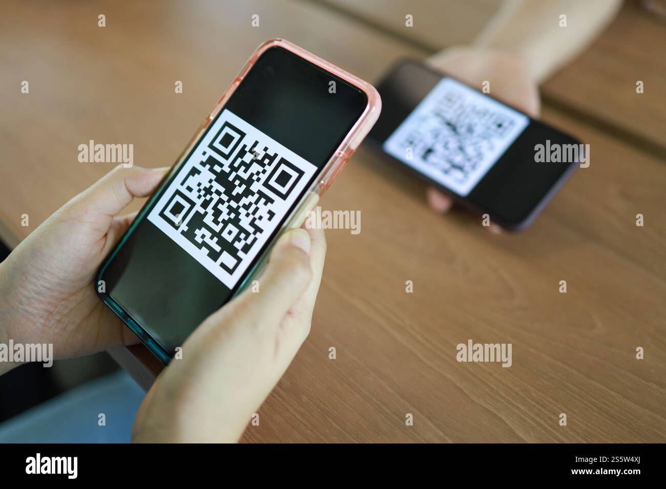 Pagamento con codice QR. Portafoglio E. Donna che esegue la scansione del codice QR per lo shopping online concetto di tecnologia cashless Foto Stock