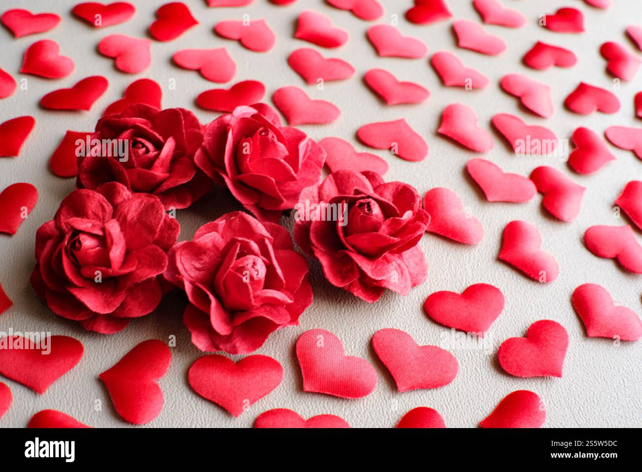 Adoro San Valentino sfondo romantico. Cuori e rose bellissimo spazio copia di San Valentino sfondo con cuori rossi Foto Stock