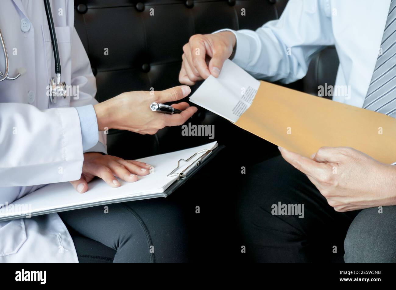 Coppia che discute i problemi con psichiatra e consigliere di rapporto Foto Stock