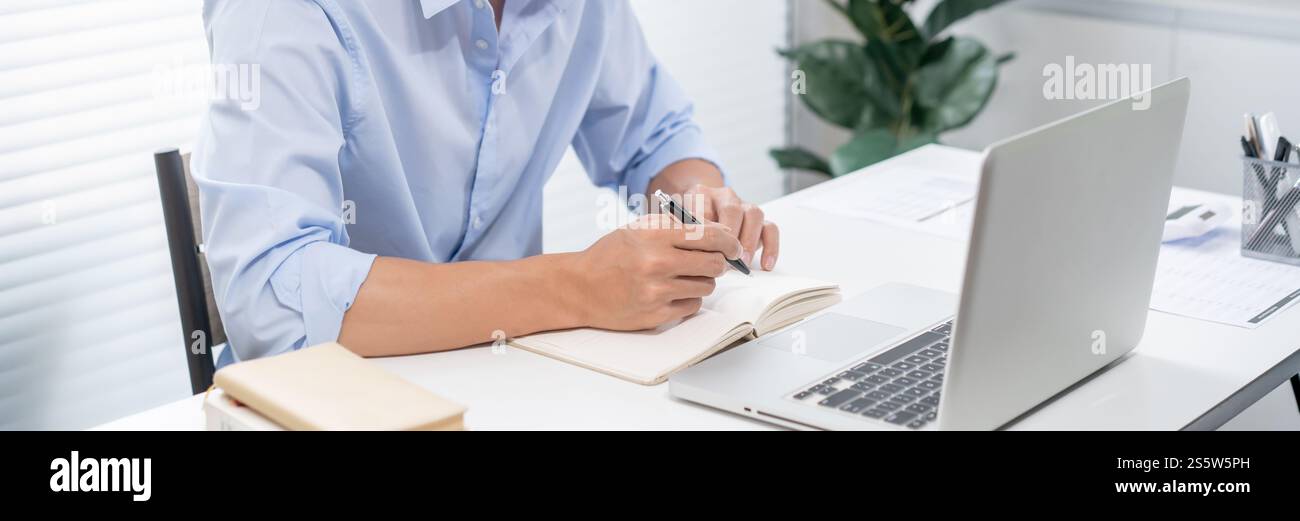 E learning Student online VDO Call Conference lavora da casa con Cat Remote Work Talk chat online su laptop webcam conferenza con tablet Foto Stock