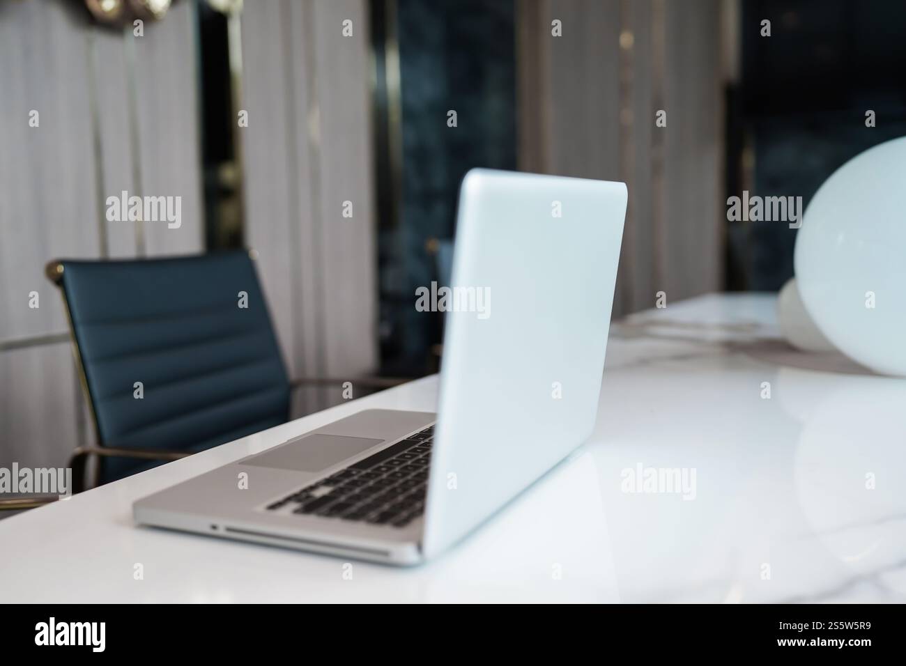Sala riunioni aziendale, area di lavoro, interno dell'ufficio con laptop sul tavolo. Nessuno. Foto Stock