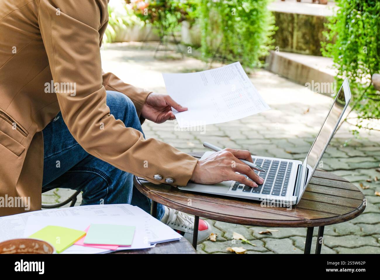 Concetto di lavoro freelance. Progetto di pianificazione per freelance impegnati e sicuri in occhiali alla moda che svolgono un lavoro remoto sul posto di lavoro Foto Stock