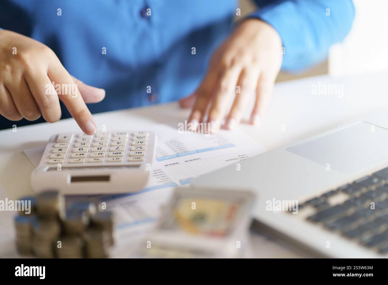 Business business business business Woman Accountant verifica le attività in crescita con la calcolatrice. Concetto di contabilità Foto Stock