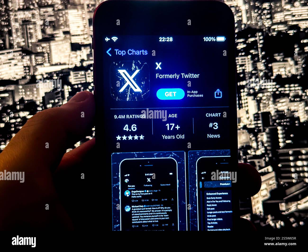 12 gennaio 2025, Stati Uniti d'America: L'app X sull'Apple Store. Twitter, rinominato X, è una piattaforma di social media leader nota per aggiornamenti e discussioni in tempo reale. Di proprietà di Elon Musk dal 2022, X mira a evolversi in un'"app Everything", integrando funzionalità come pagamenti, video e contenuti a lungo termine insieme ai tradizionali microblogging. Il rebranding riflette la visione di Musk di trasformare X in un ecosistema digitale versatile. Nonostante le controversie, X continua ad essere un hub per notizie, tendenze e conversazioni, influenzando il discorso globale e mantenendo un utente di massa b Foto Stock
