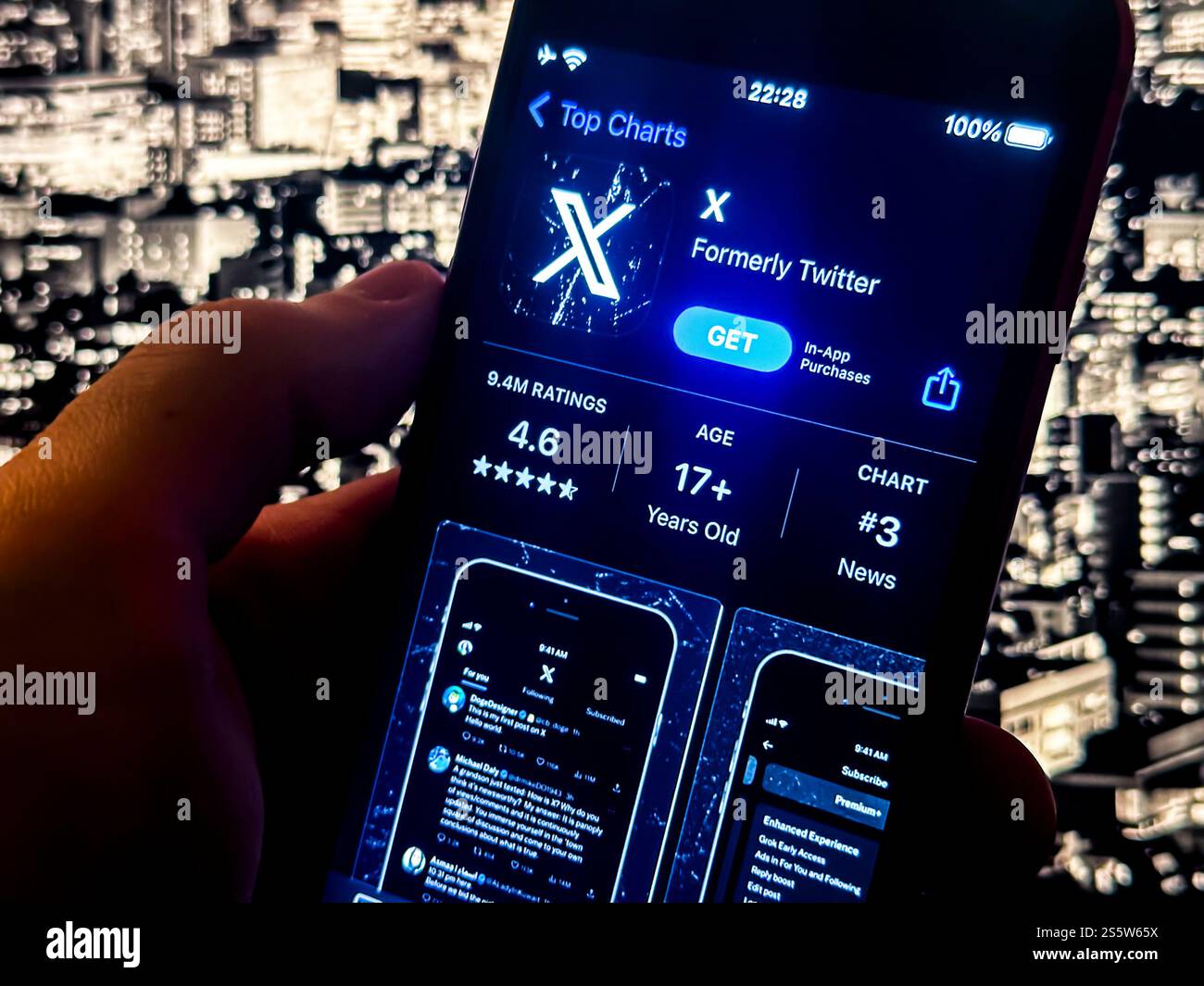 12 gennaio 2025, Stati Uniti d'America: L'app X sull'Apple Store. Twitter, rinominato X, è una piattaforma di social media leader nota per aggiornamenti e discussioni in tempo reale. Di proprietà di Elon Musk dal 2022, X mira a evolversi in un'"app Everything", integrando funzionalità come pagamenti, video e contenuti a lungo termine insieme ai tradizionali microblogging. Il rebranding riflette la visione di Musk di trasformare X in un ecosistema digitale versatile. Nonostante le controversie, X continua ad essere un hub per notizie, tendenze e conversazioni, influenzando il discorso globale e mantenendo un utente di massa b Foto Stock