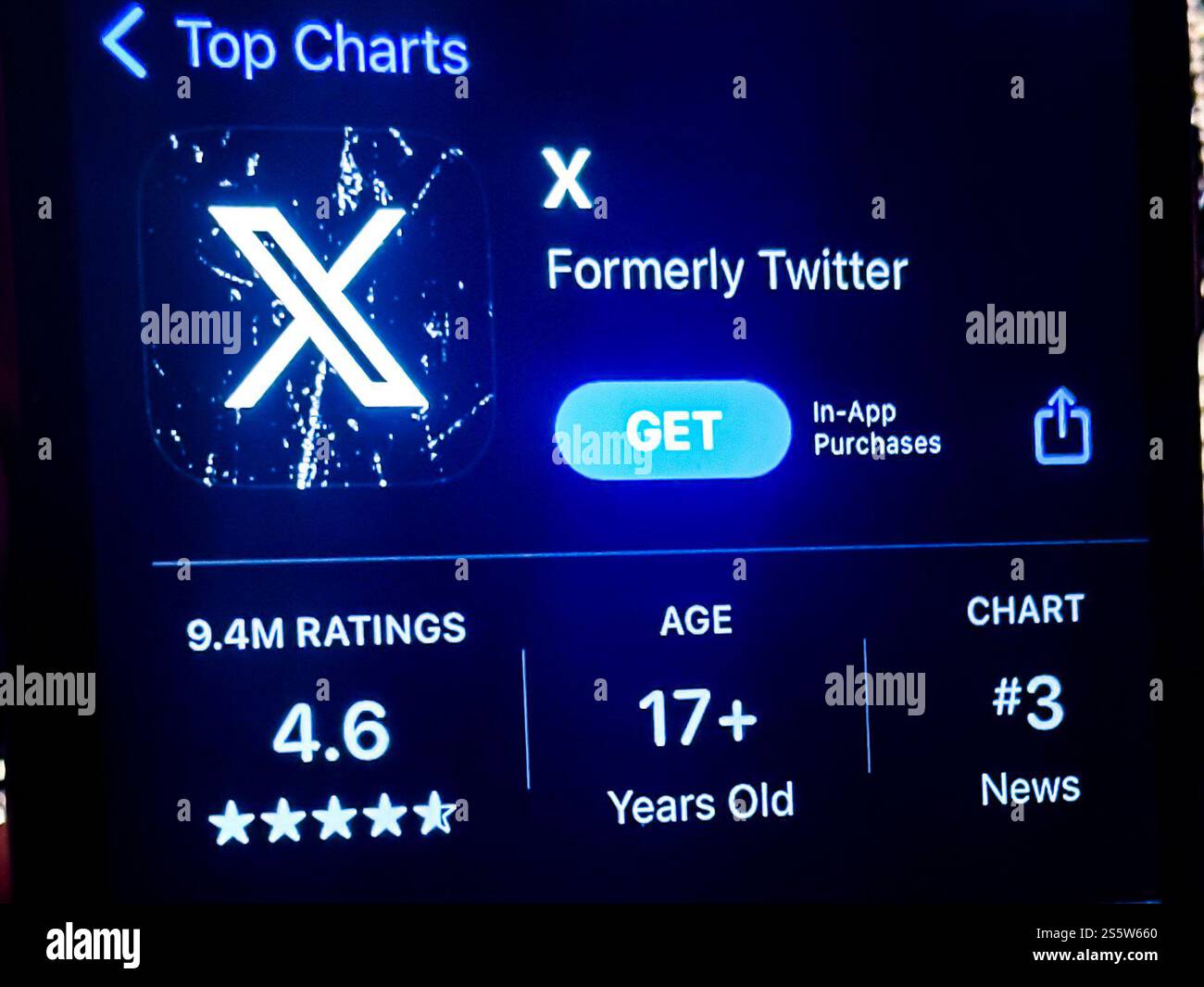 12 gennaio 2025, Stati Uniti d'America: L'app X sull'Apple Store. Twitter, rinominato X, è una piattaforma di social media leader nota per aggiornamenti e discussioni in tempo reale. Di proprietà di Elon Musk dal 2022, X mira a evolversi in un'"app Everything", integrando funzionalità come pagamenti, video e contenuti a lungo termine insieme ai tradizionali microblogging. Il rebranding riflette la visione di Musk di trasformare X in un ecosistema digitale versatile. Nonostante le controversie, X continua ad essere un hub per notizie, tendenze e conversazioni, influenzando il discorso globale e mantenendo un utente di massa b Foto Stock