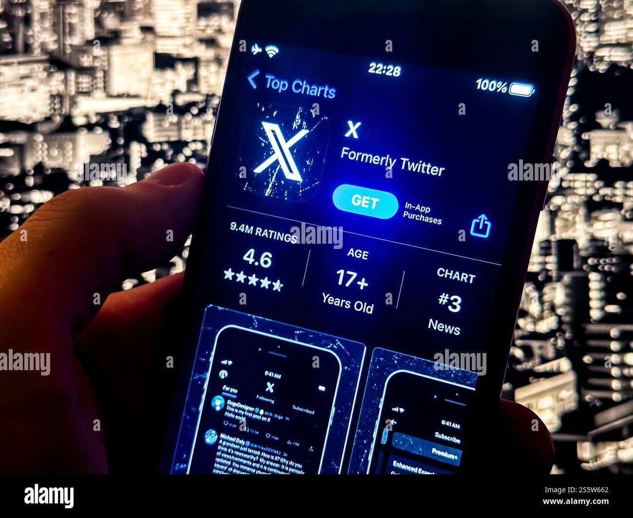 12 gennaio 2025, Stati Uniti d'America: L'app X sull'Apple Store. Twitter, rinominato X, è una piattaforma di social media leader nota per aggiornamenti e discussioni in tempo reale. Di proprietà di Elon Musk dal 2022, X mira a evolversi in un'"app Everything", integrando funzionalità come pagamenti, video e contenuti a lungo termine insieme ai tradizionali microblogging. Il rebranding riflette la visione di Musk di trasformare X in un ecosistema digitale versatile. Nonostante le controversie, X continua ad essere un hub per notizie, tendenze e conversazioni, influenzando il discorso globale e mantenendo un utente di massa b Foto Stock