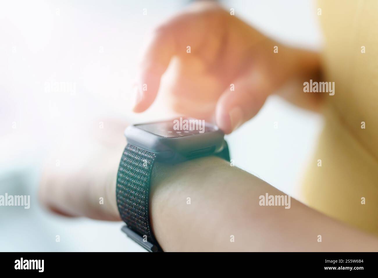 Donna che si allena con l'app salute su mani di primo piano dell'orologio intelligente. Foto Stock