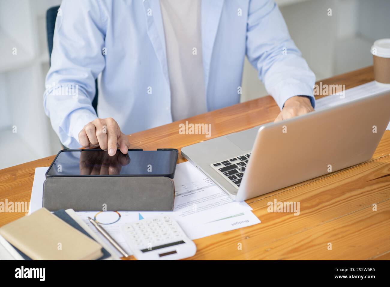 Uomo d'affari che lavora utilizzando le mani del computer portatile digitando su una tastiera. Investitore professionista che lavora per un nuovo progetto di Start-up. pianificazione aziendale in corso Foto Stock