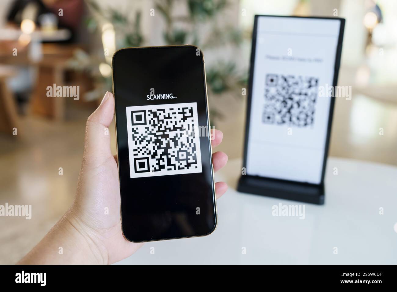 Pagamento con codice QR. Portafoglio elettronico. L'uomo che scansiona l'etichetta accettata genera pagamenti digitali senza denaro.scansione del codice QR acquisti online pagamenti senza contanti e. Foto Stock