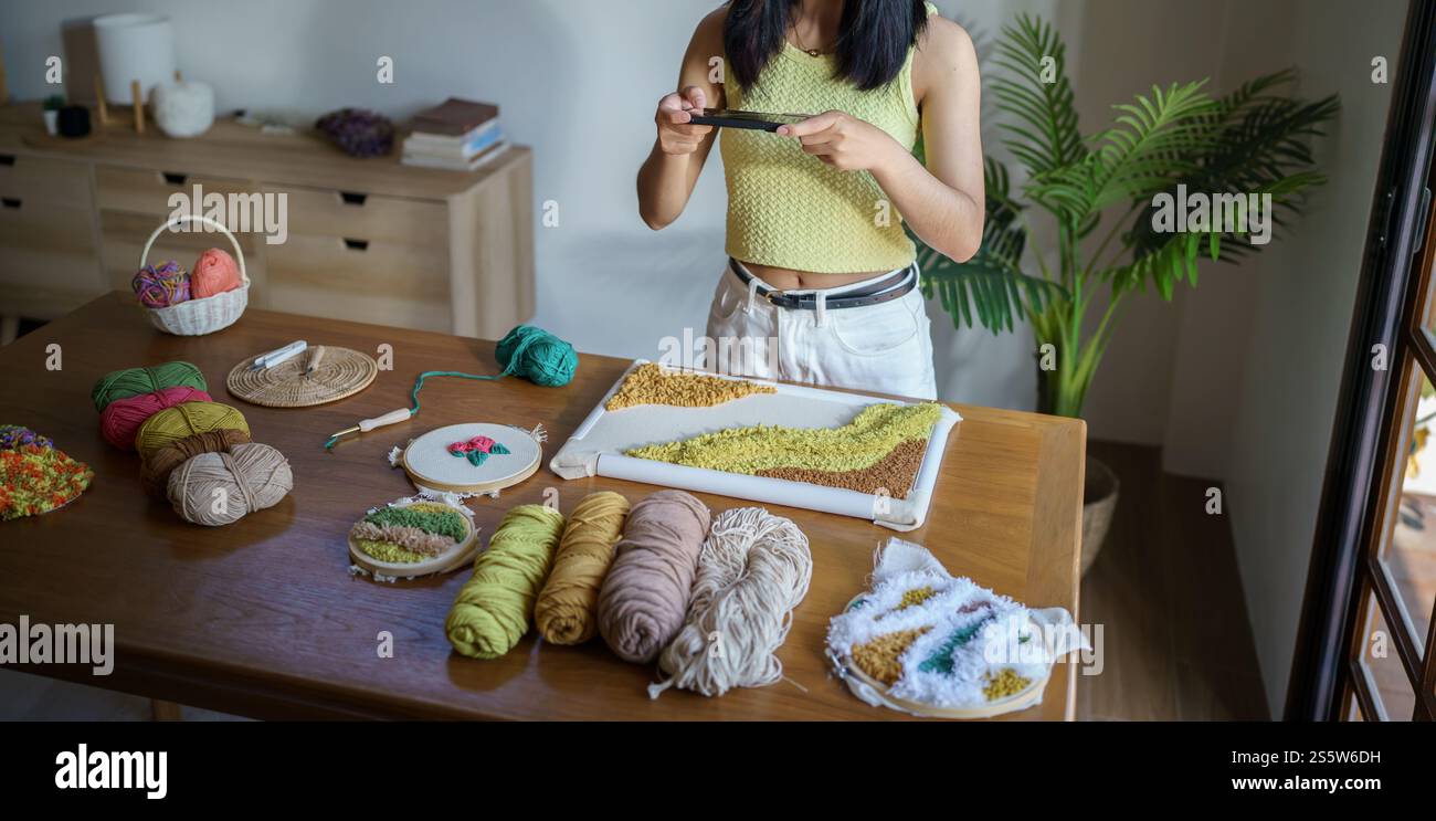 Punzonare l'ago. Donna asiatica che fa maglieria Hobby fatta a mano in laboratorio. Design Workplace Artigianato progetto artigianale fai da te concetto di ricamo Foto Stock