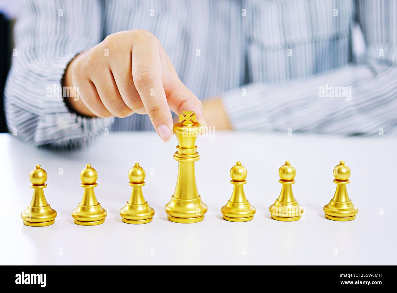 Concetto di risorse umane gestione della carriera con le mani strette pianificazione strategia con figure di scacchi Foto Stock
