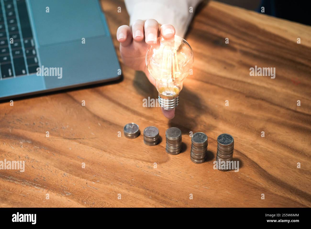 Idea risparmio monete con lampadina per investimento idea concetto e innovazione Foto Stock