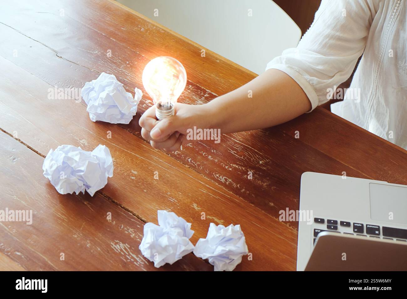 Idea di persona d'affari che tiene la luce concetto di lampadina creatività con le lampadine Foto Stock