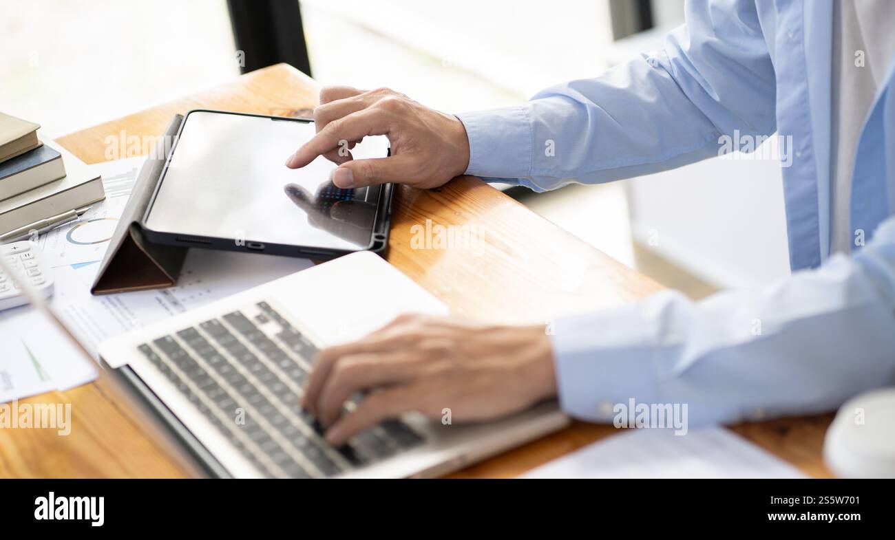 Uomo d'affari che lavora utilizzando le mani del computer portatile digitando su una tastiera. Investitore professionista che lavora per un nuovo progetto di Start-up. pianificazione aziendale in corso Foto Stock