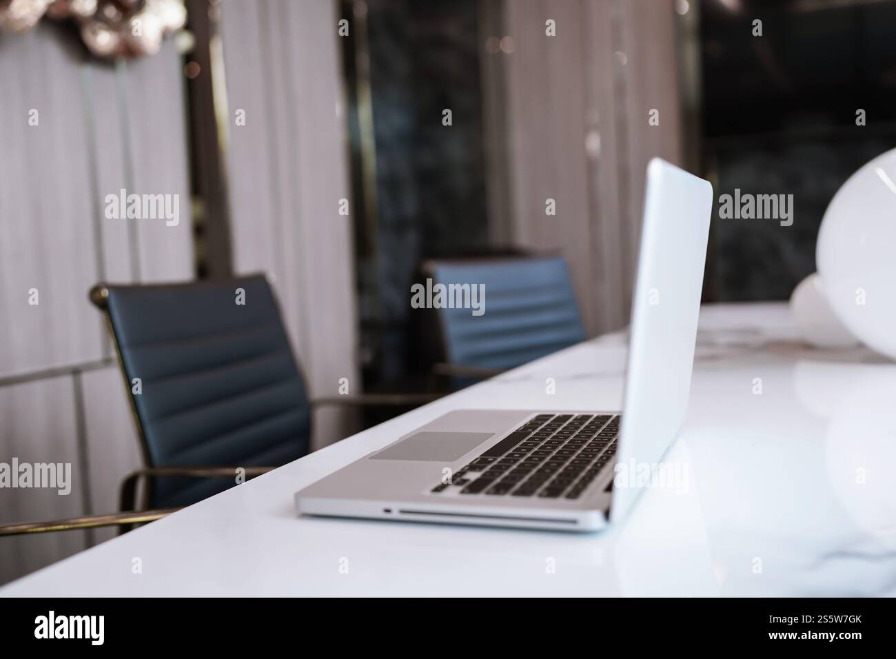 Sala riunioni aziendale, area di lavoro, interno dell'ufficio con laptop sul tavolo. Nessuno. Foto Stock