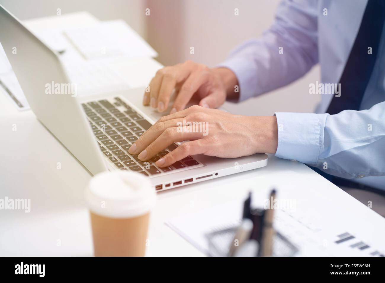 Uomo d'affari che lavora utilizzando le mani del computer portatile digitando su una tastiera. Investitore professionista che lavora per un nuovo progetto di Start-up. pianificazione aziendale in corso Foto Stock