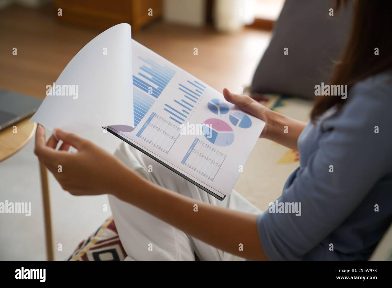 Donna d'affari che lavora da casa. Problemi finanziari concetto di spazio di lavoro domestico. Foto Stock