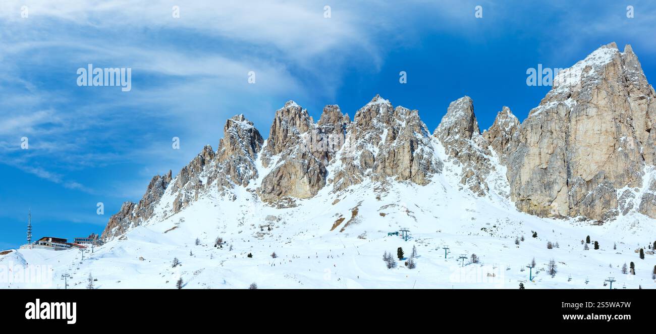 Panorama mattutino invernale sulle montagne rocciose con stazione sciistica. Passo GARDENA nelle Dolomiti dell'alto Adige nel nord-est Italia. Tutte le persone sono irriconoscibili. Foto Stock