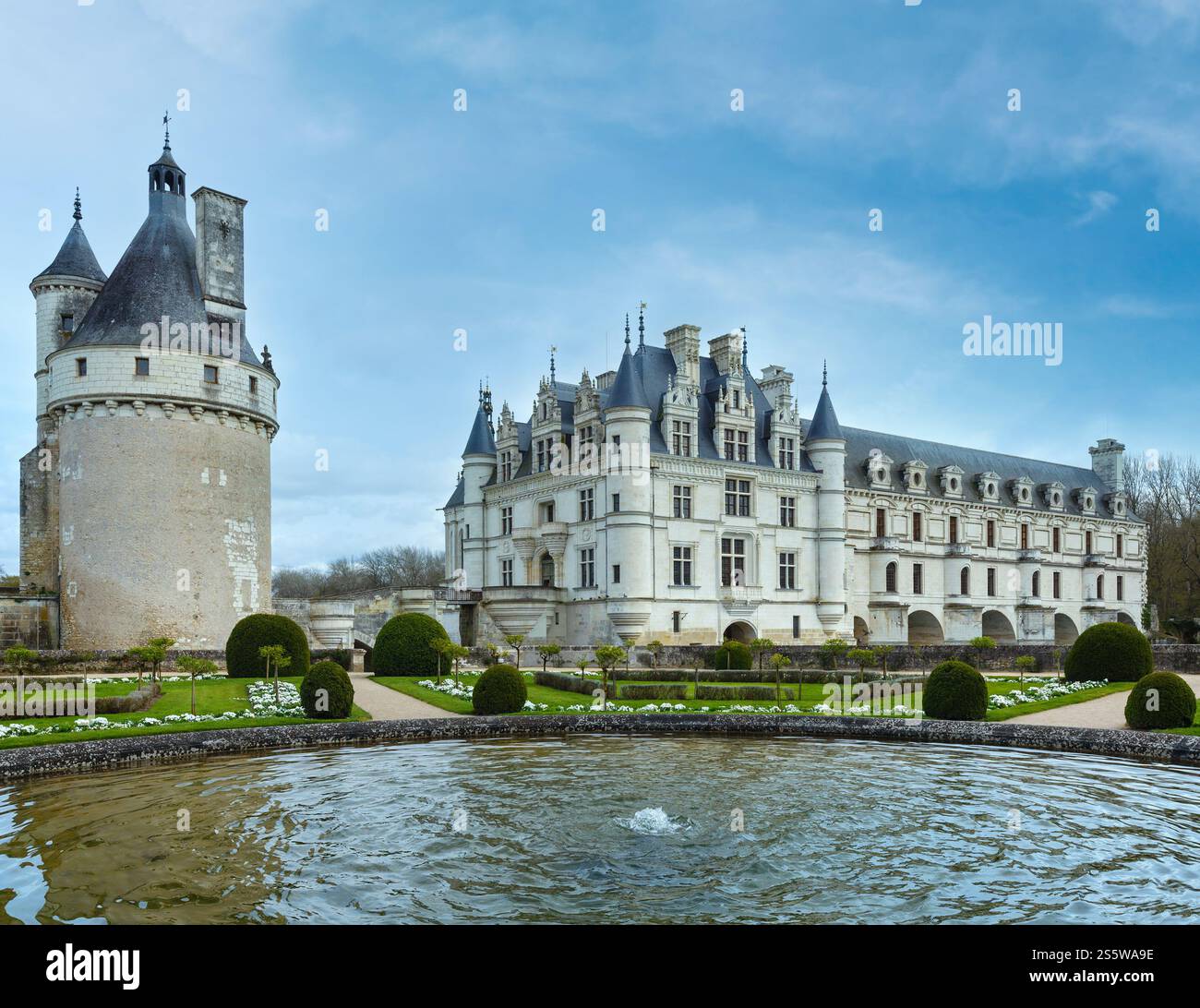 Castello Chenonceau sul fiume Cher (Francia). Costruito nel 1514-1522. Il ponte sul fiume fu costruito nel 1556-1559 su progetto dell'architetto Philibert de orme Foto Stock