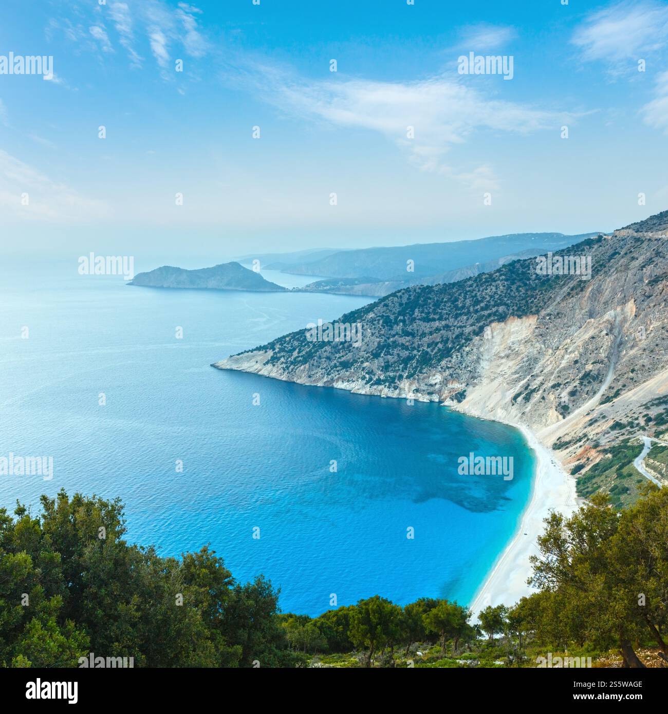 Serata estiva paesaggio litorale (spiaggia di Myrtos, Cefalonia, Grecia). Foto Stock