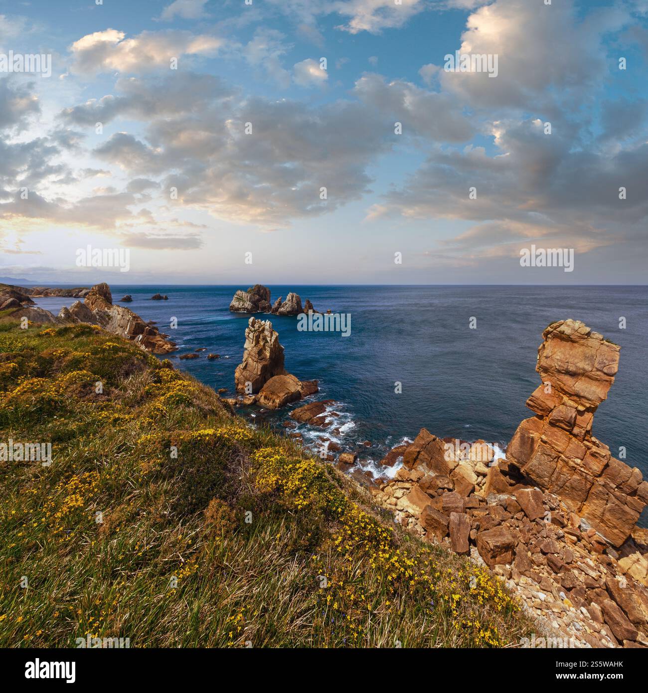 Oceano atlantico costa rocciosa vicino a Spiaggia Portio (Pielagos Cantabria, Spagna) Foto Stock