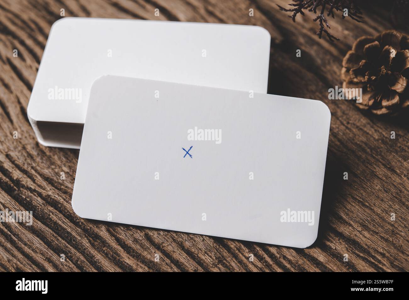 la scheda vuota è posizionata su legno. Foto Stock