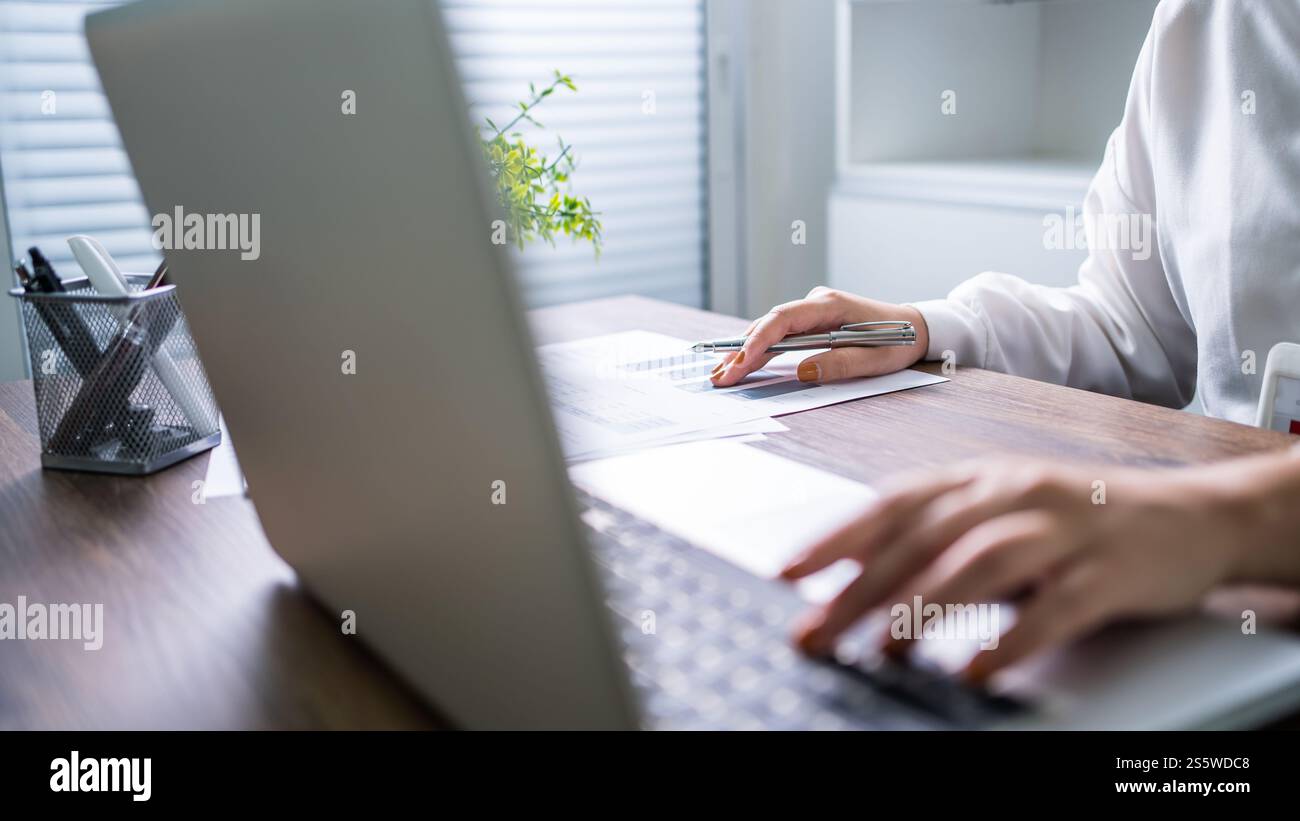 Donna che lavora utilizzando un computer portatile e digita le mani sulla tastiera. scrivere un blog. Lavorare a casa è a portata di mano macchina da scrivere. Foto Stock