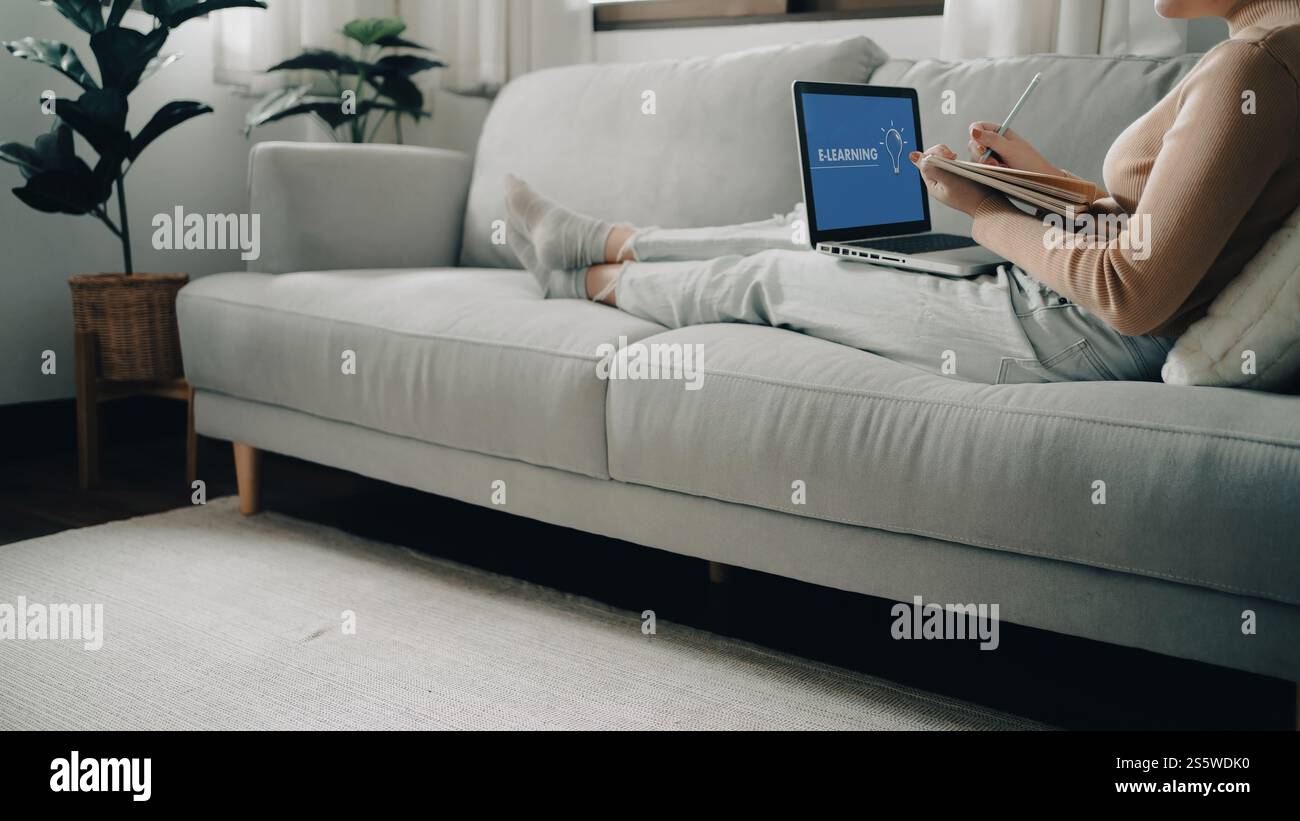 Conferenza chiamata VDO lavoro da casa lavoro remoto conversazione chat online videochiamata su laptop webcam conferenza lavoro su laptop briefing eventi online Foto Stock