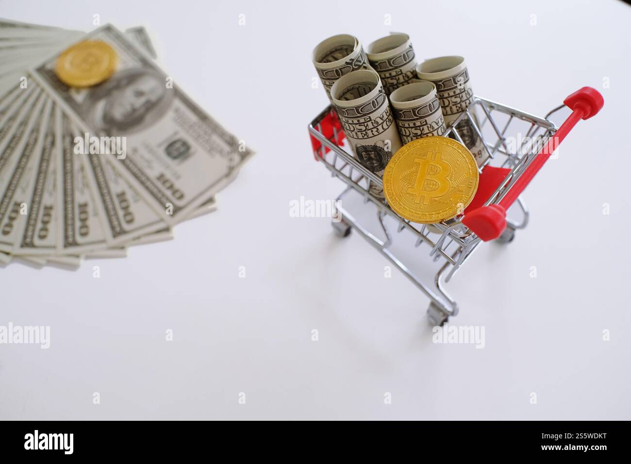 Shopping online con Coins bitcoin. carrello per l'acquisto di criptovalute Foto Stock