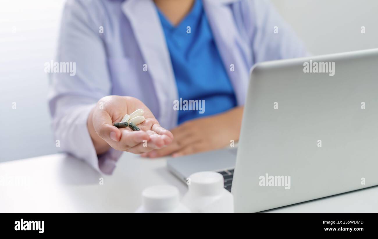 Medico professionista mano dare medicina. Proteggere contro il coronavirus COVID-19 medico concetto sanitario dare pillole al paziente. Foto Stock