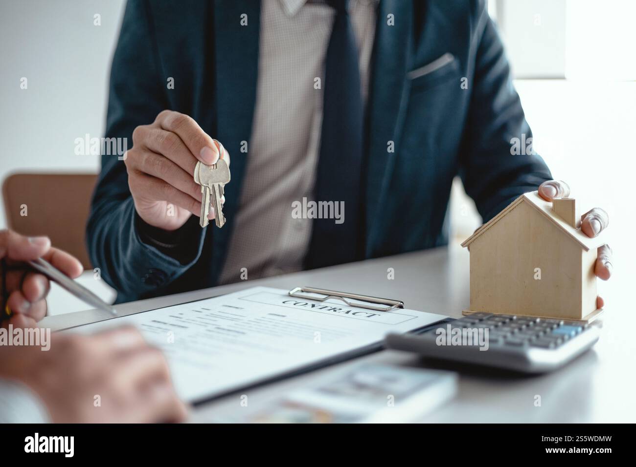 La gente di affari firma contratto facendo una trattativa con agente immobiliare Concept per il consulente e la casa di assicurazione nozione Foto Stock