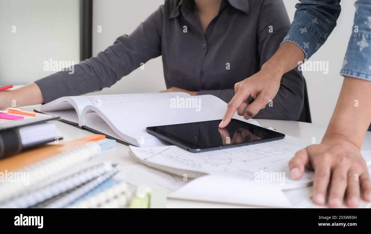 Studenti formazione online formazione formazione formazione formazione studio esame esame tutor videoconferenza con webcam e-coaching Foto Stock