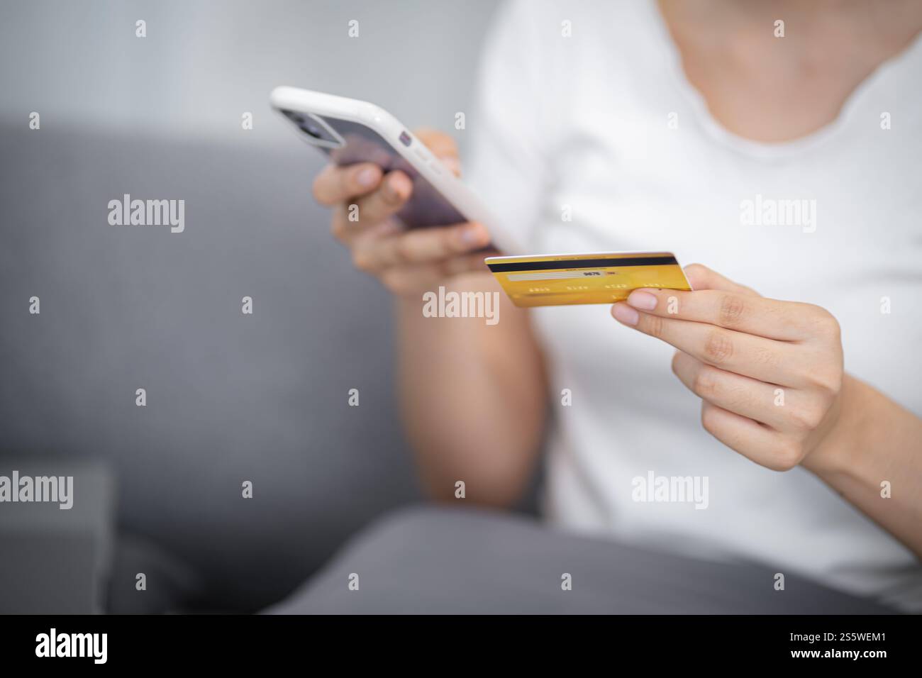 Donna che detiene la carta di credito e utilizza un computer portatile per lo shopping online su Internet e-commerce spendendo soldi acquisto online concetto di tecnologia portatile Foto Stock