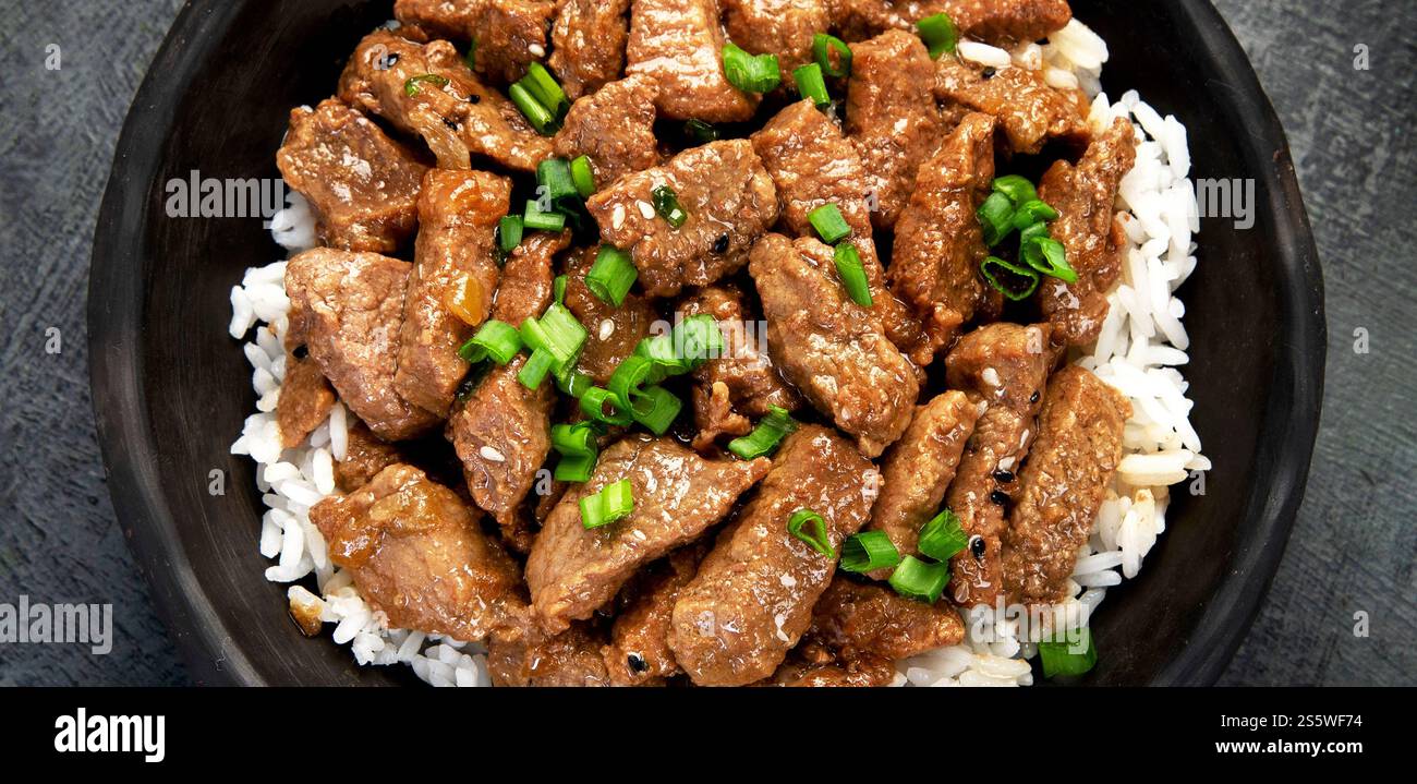 Bulgogi tradizionale cibo coreano. Vista dall'alto, disposizione piatta, spazio di copia Foto Stock