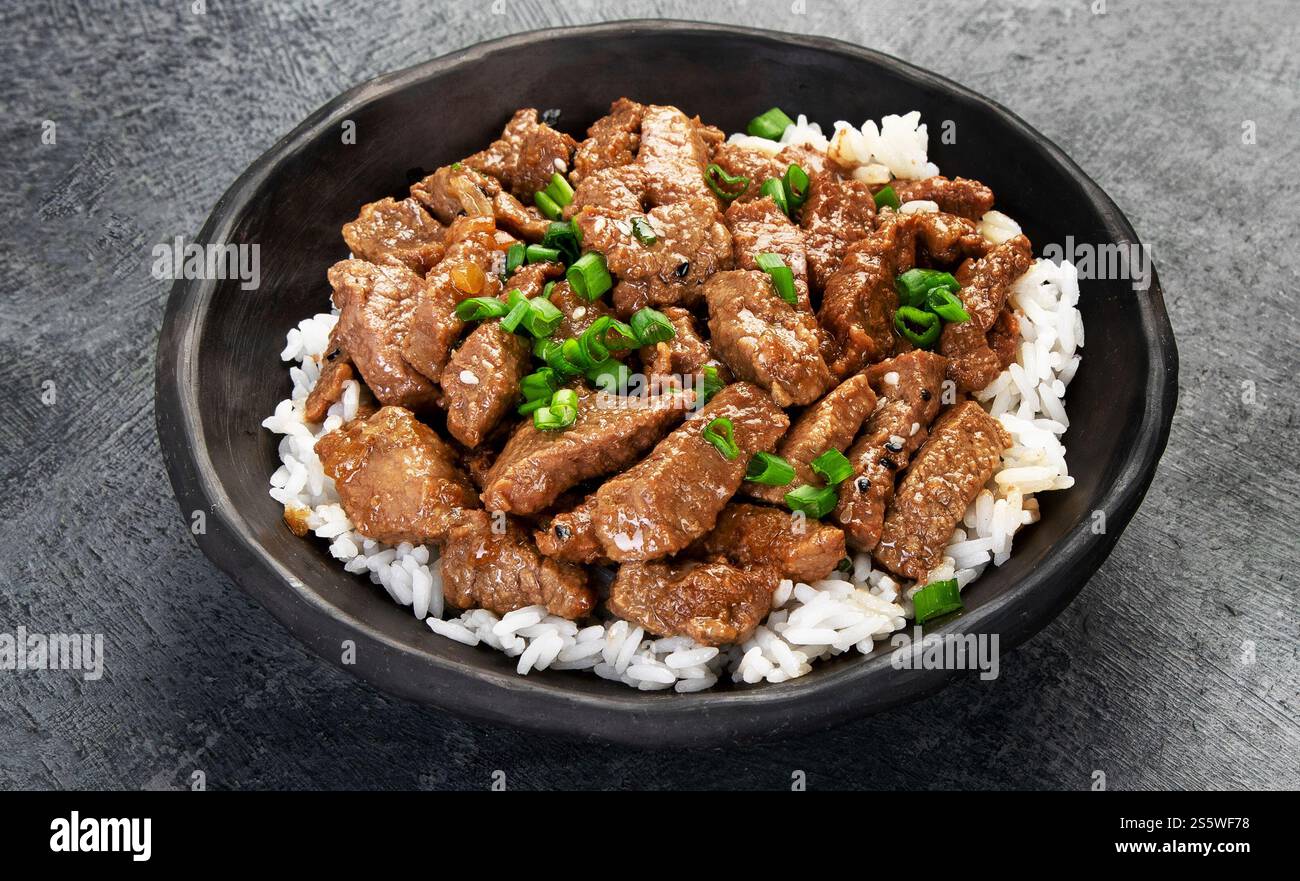 Bulgogi con carne su sfondo scuro. Cucina tradizionale coreana. Foto Stock