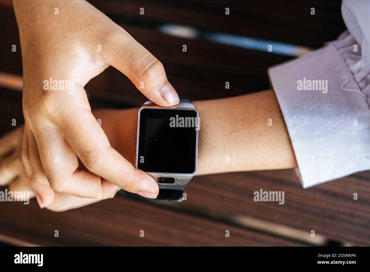 Orologio intelligente al polso Foto Stock