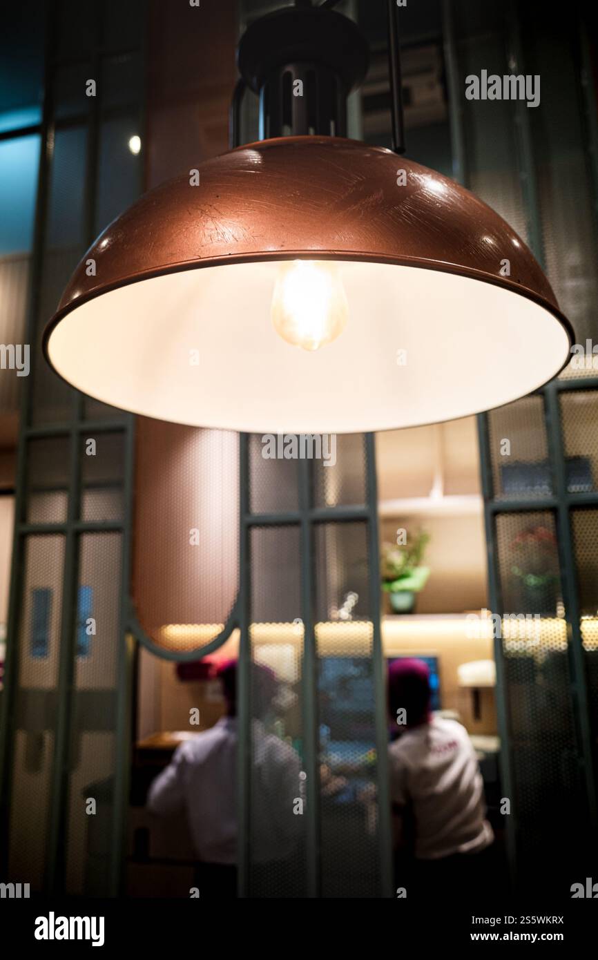 Scena dell'area di servizio del ristorante con cameriere che preparano gli ordini Foto Stock