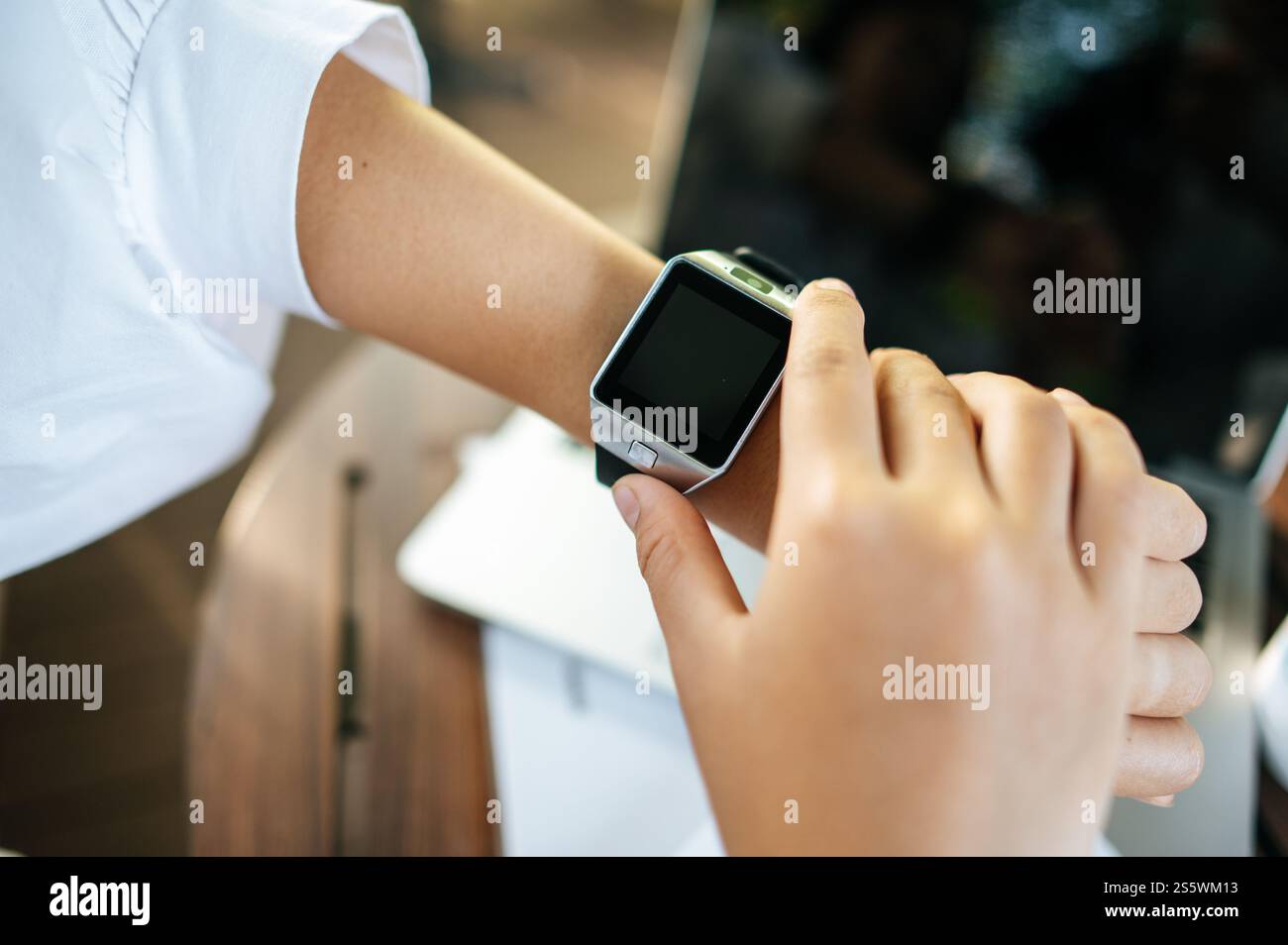Orologio intelligente al polso Foto Stock