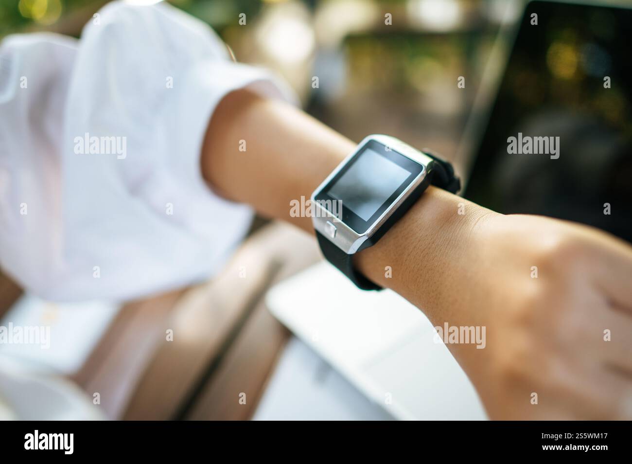 Orologio intelligente al polso Foto Stock