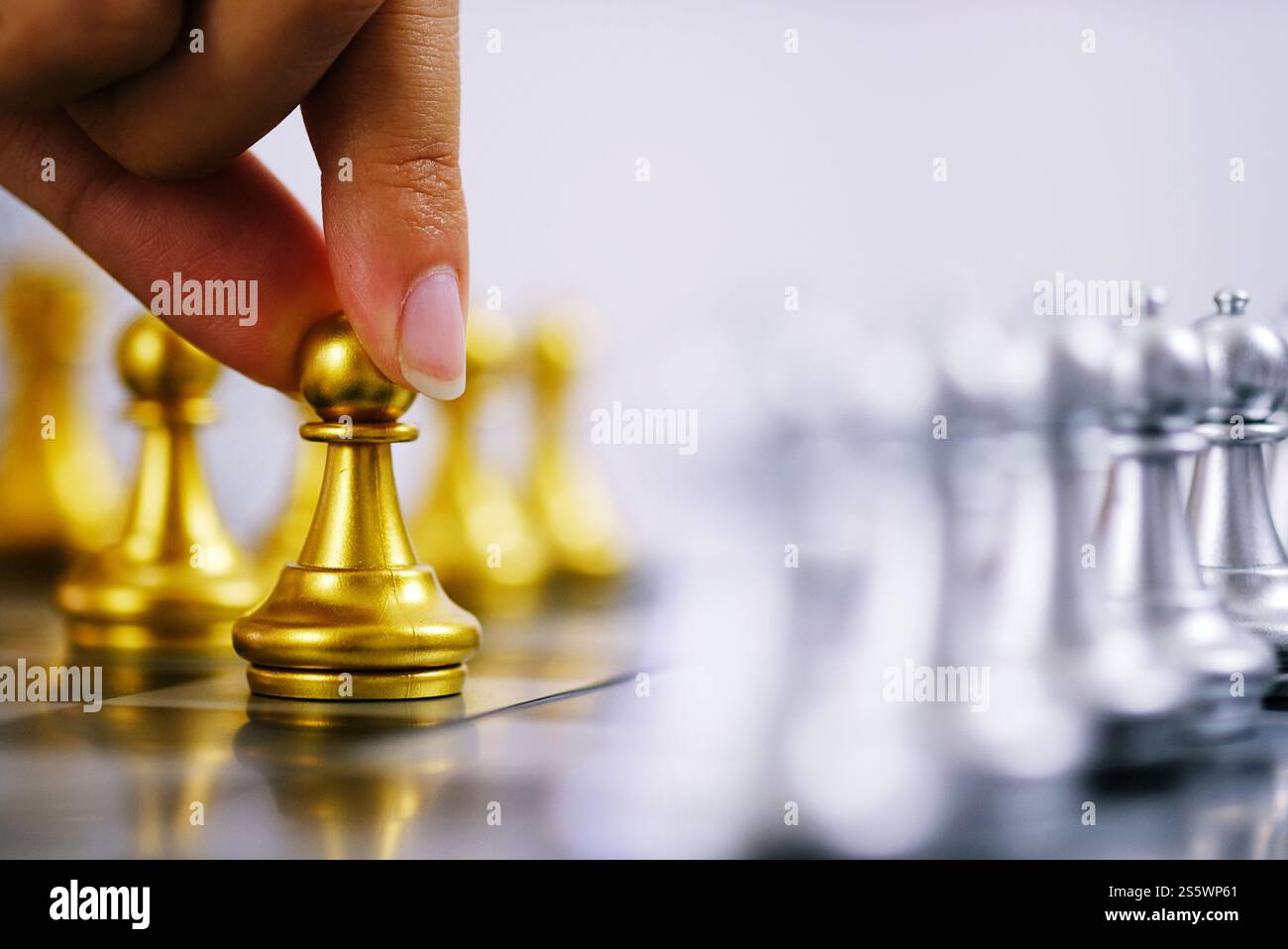 Imprenditore giocare con il gioco di scacchi. successo il concetto di gestione della strategia aziendale e sfida tattica Foto Stock