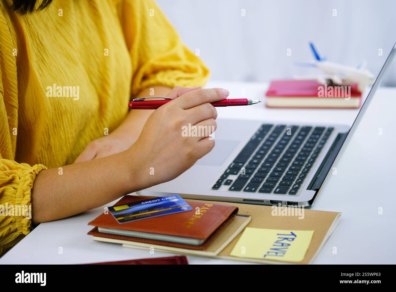 Prenota ora trasporto di viaggio Sito web e prenotazione di volo di acquisto prenotazione di biglietto per il viaggio. Concetto Foto Stock