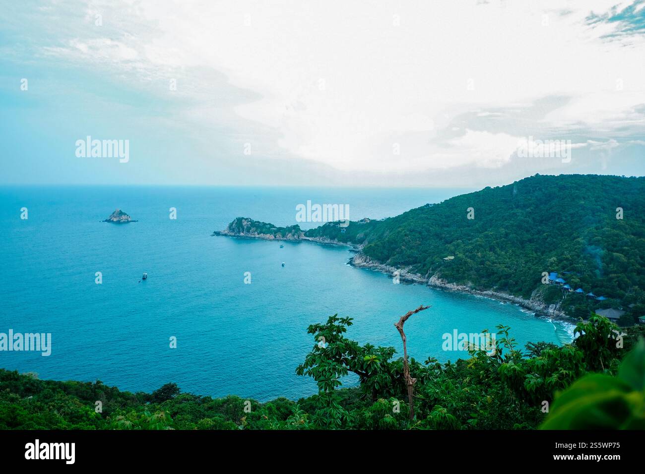 Splendida spiaggia tropicale con isole di sabbia bianca, lussureggiante isola tropicale in un mare blu e turchese per una vacanza rilassante. Foto Stock