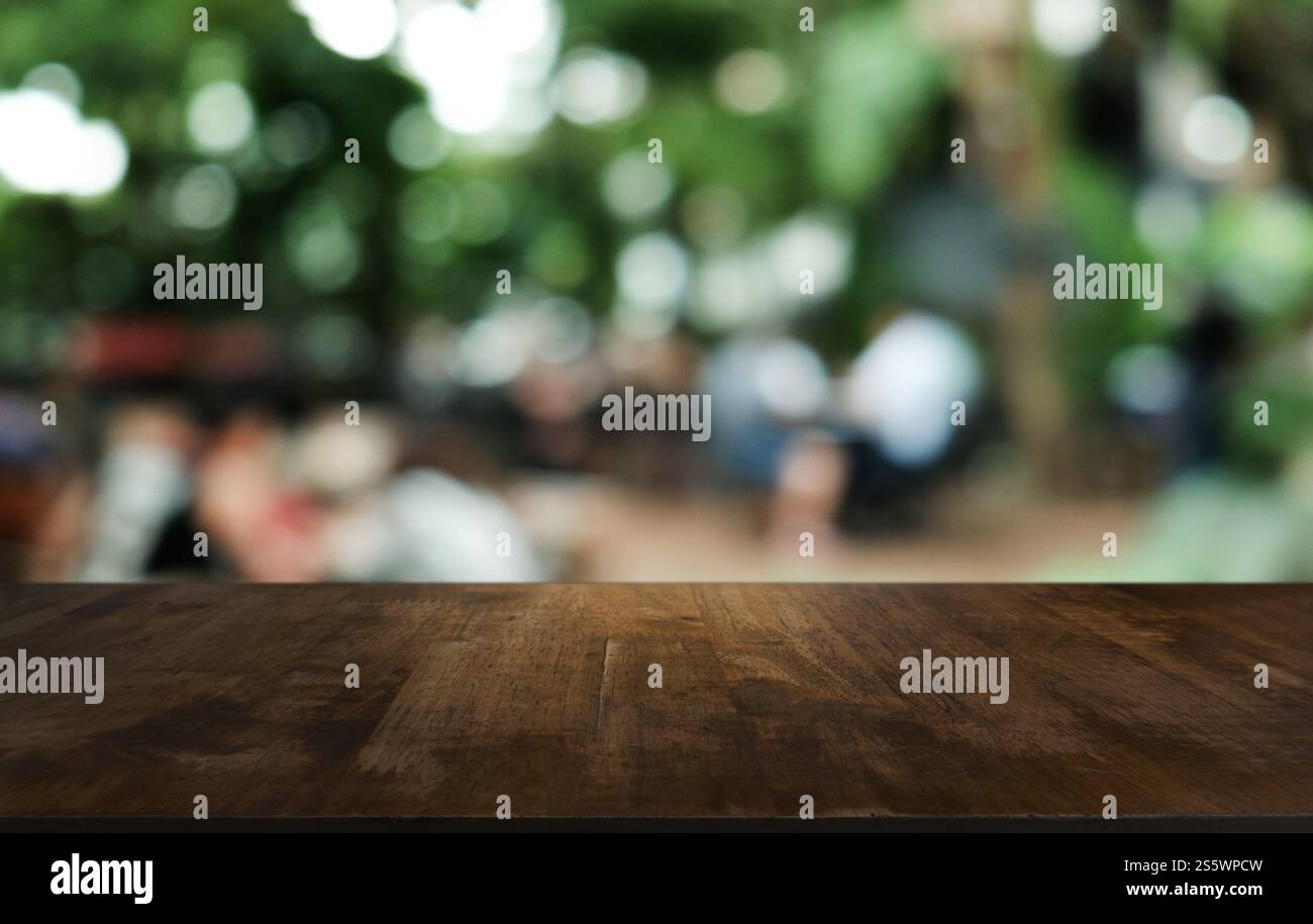 Piano tavolo in legno in Blur interno stanza di sfondo con spazio vuoto per la copia Foto Stock