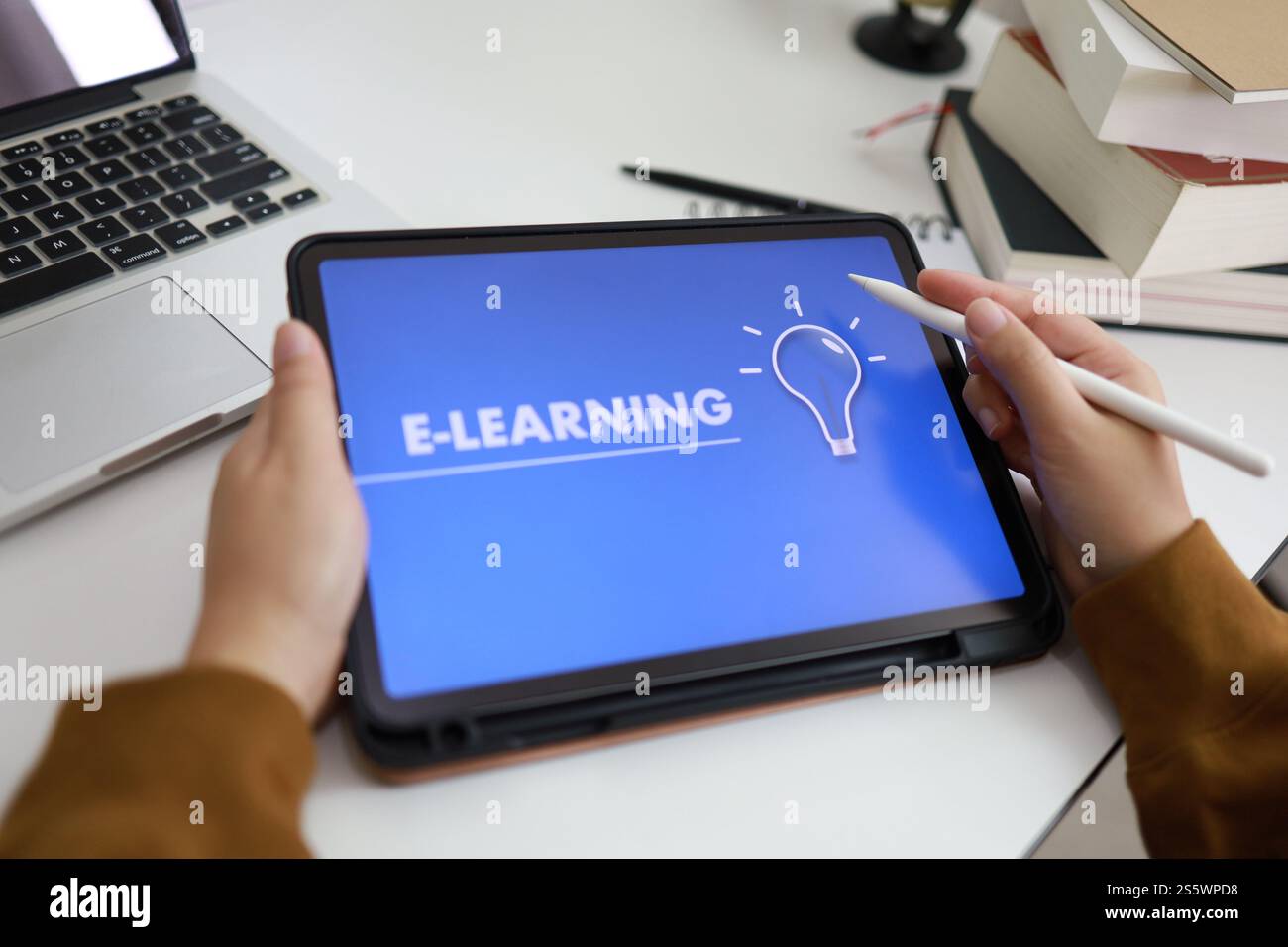 Concetto di e-learning con sito Web su tablet. Istruzione Internet tecnologia Web Online Foto Stock