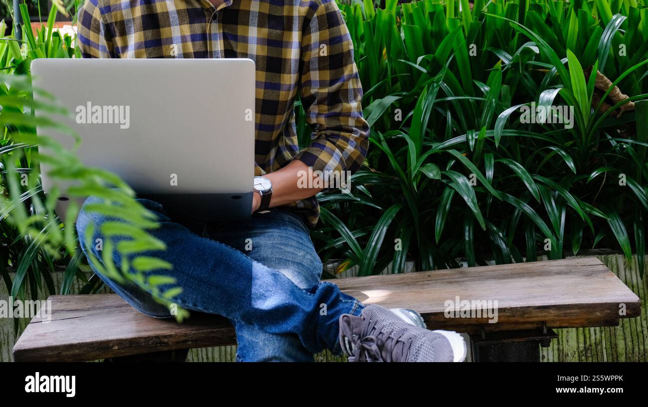 Concetto di lavoro freelance. Progetto di pianificazione per freelance impegnati e sicuri in occhiali alla moda che svolgono un lavoro remoto sul posto di lavoro Foto Stock